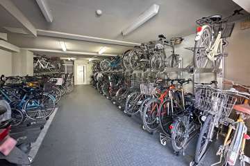 屋内に設けられた駐輪場