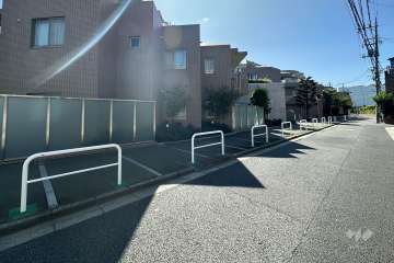 敷地の北側前面道路（東側から）