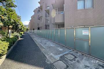 敷地の東側前面道路（北側から）