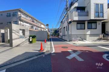 敷地東側の前面道路（南側から）