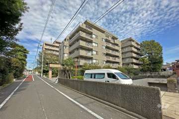 敷地の北西側前面道路（南西側から）