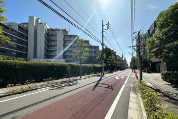 敷地の北西側前面道路
