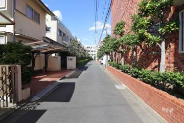 敷地西側の前面道路