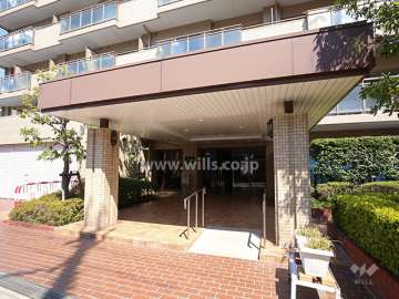 長い庇のあるエントランス