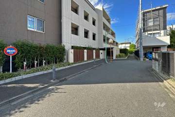 敷地東側の前面道路（南側から）