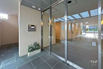 エントランスはオートロック付きです。