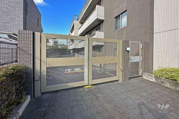 駐車場出入口（ゲート付き）