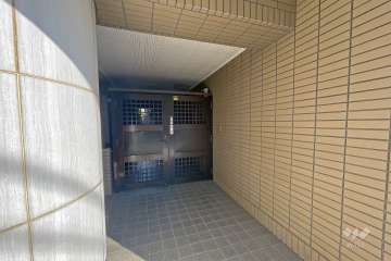 屋内に設けられた駐輪場の出入り口