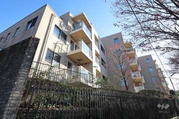 プラウド成城の外観(北西側から)