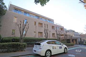 プラウド成城の外観(北東側から)