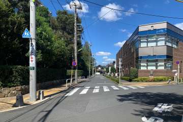 敷地北東側の前面道路（南東側から）