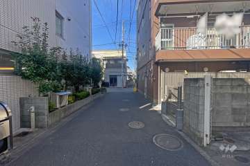 敷地西側の前面道路（北側から）