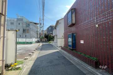 敷地東側の前面道路（北側から）