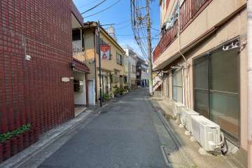 敷地東側の前面道路（南側から）