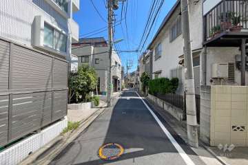 敷地西側の前面道路（北側から）