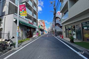 敷地の南側の前面道路（西側から）