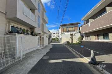 敷地の西側の前面道路（南側から）