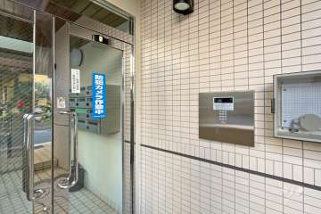 エントランスはオートロック付きです。