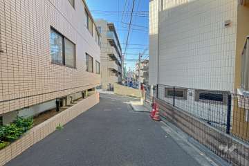 敷地西側の前面道路