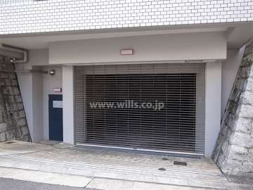 屋内にある敷地内駐車場（リングシャッター付き）