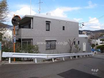 グラン・ドムール甲陽園五月ケ丘の外観（南東側から）　敷地の東側も接道しています。