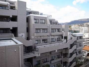 敷地は東西に長く、斜面地です。