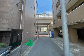 敷地東側の前面道路（北側から）