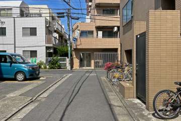 敷地北側の前面道路（西側から）