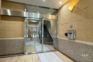 エントランスはオートロック付きです。