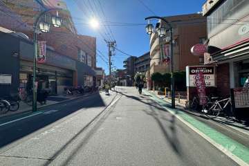 敷地西側の前面道路