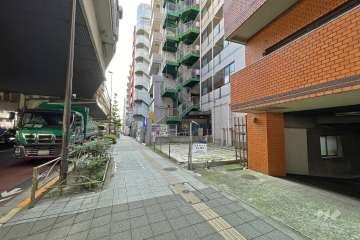 敷地北西側の前面道路（南西側から）