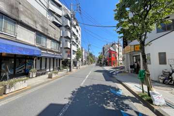 敷地南西側の前面道路（北西側から）