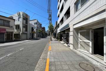 敷地南西側の前面道路（南東側から）