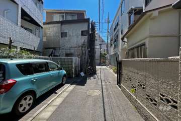 敷地北側の前面道路（東側から）