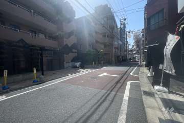 敷地北側の前面道路（東側から）