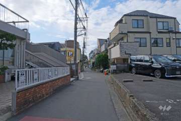 敷地北側の前面道路（東側から）