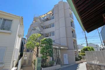 ワールドパレス三軒茶屋の外観（北東側から）
