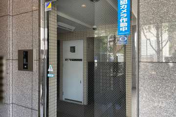 エントランスはオートロック付きです。
