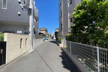 敷地北側の前面道路（西側から）