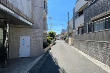 敷地北側の前面道路（東側から）