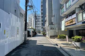 敷地東側の前面道路（北側から）