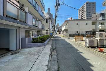 敷地西側の前面道路（北側から）