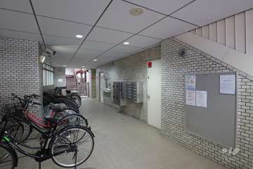 共用ポストと駐輪スペース