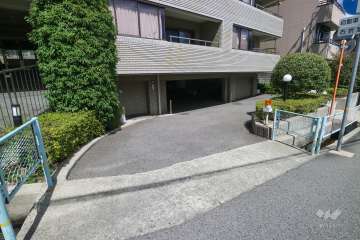 駐車場の出入り口（スロープ）