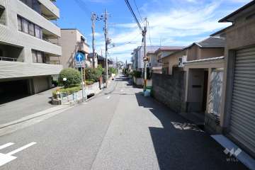 敷地南側の前面道路（西側から）