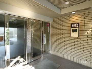 エントランスはオートロック付きです。