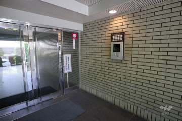 エントランスはオートロック付きです。