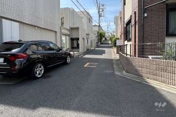 敷地の東側前面道路(南東側から)
