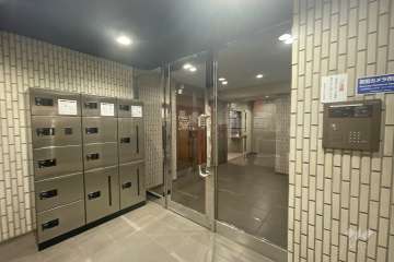 エントランスはオートロックと宅配ボックス付きです。