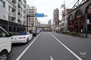 敷地東側の前面道路（南側から）